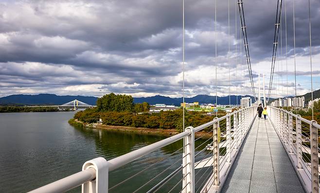 지난해 말 의암호에 새로 추가된 출렁다리 '춘천사이로248'은 공지천유원지와 공지천 호수공원을 오가는 지름길이 됐다. / 이신영 영상미디어 기자