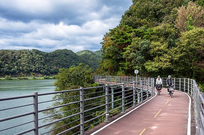 '송암레포츠센터'부터 '의암호스카이워크'까지 이어진 '낭만자전거길'은 러닝족에게도 소문난 코스다. 의암호를 최대한 가까이 두고 달리는 맛을 경험할 수 있다. / 양수열 영상미디어 기자
