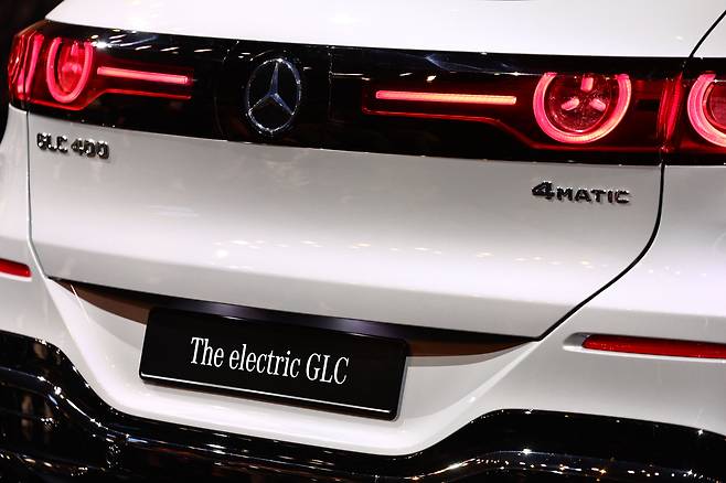 /연합뉴스 EPA지난달 IAA에서 소개된 벤츠의 'GLC 전기차'
