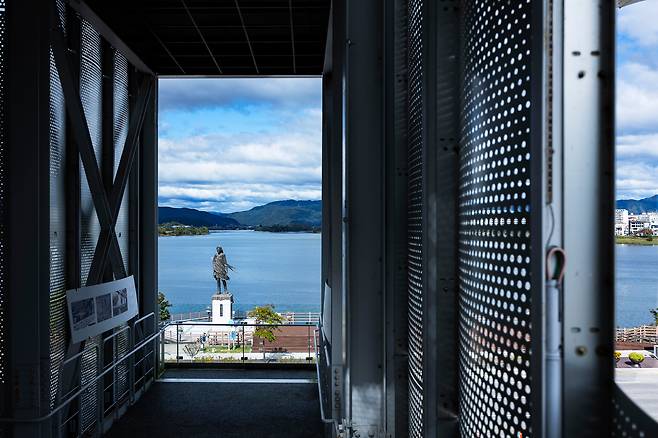 개방 공간인 '전망루프'에서 보이는 '소양강처녀상'. 소양강스카이워크와 춘천 아파트숲은 물론이고 일대 촘촘하게 이어진 산 능선까지 시야에 들어온다. / 양수열 영상미디어 기자