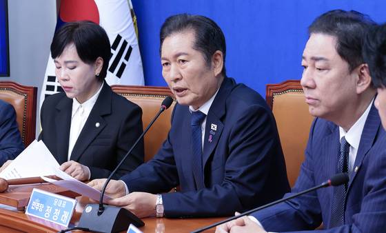 정청래 민주당 대표(가운데)가 24일 국회에서 열린 최고위원회의에서 모두발언하고 있다. 임현동 기자