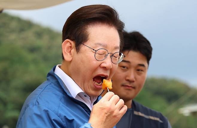 과일 먹는 이재명 대통령 /사진=연합뉴스