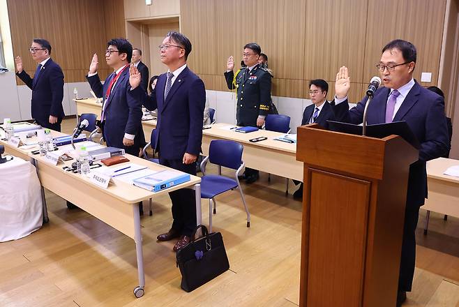 22일 캄보디아 프놈펜 주캄보디아 대사관에서 열린 국회 외교통일위원회 주캄보디아·주베트남·주태국·주라오스대사관 국정감사에서 최영삼 주베트남 대사(오른쪽) 등이 선서를 하고 있다. 연합뉴스