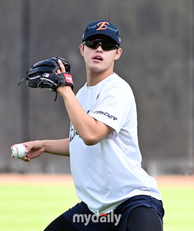 2025년 10월 24일 오후 대전한화생명볼파크에서 열린 '2025 신한 SOL BANK KBO 포스트 시즌' 삼성 라이온즈와 한화 이글스의 플레이오프(PO) 5차전 경기. 한화 문동주가 훈련을 하고 있다./대전=유진형 기자 zolong@mydaily.co.kr