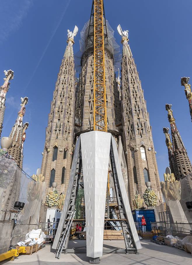 사그라다 파밀리아의 예수 그리스도 탑이 건축되고 있는 모습
