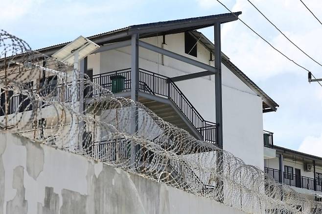 캄보디아에서 한국인 납치·감금이 잇따라 발생하며 정부가 대응에 나선 가운데 16일(현지시간) 캄보디아 프놈펜 인근 범죄단지로 알려진 태자단지 외벽에 철조망이 깔려있다. 2025.10.16 연합뉴스