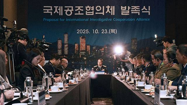 유재성(가운데) 경찰청장 직무대행이 23일 서울 여의도 콘래드호텔에서 열린 국제공조협의체 발족식에서 발언하고 있다. 2025.10.23 경찰청 제공