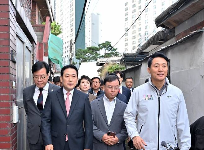 부동산 대책 현장회의 향하는 장동혁-송언석-오세훈 - 국민의힘 장동혁 대표와 송언석 원내대표(왼쪽), 오세훈 서울시장(오른쪽)이 24일 서울 노원구 상계동에서 열린 서울특별시 부동산 대책 현장회의를 하기 위해 이동하고 있다. 2025.10.24 공동취재