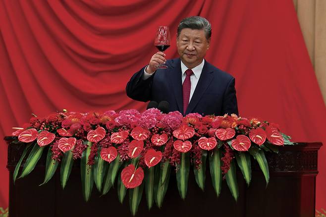 시진핑 중국 국가주석이 9월30일 중화인민공화국 수립 76주년을 맞아 베이징 인민대회당에서 열린 국경절 리 셉션에서 연설한 후 건배를 위해 잔을 들고 있다. ⓒAP 연합