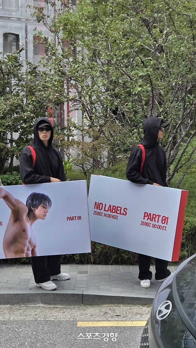 투바투 연준 포스터가 부착된 쇼핑백을 든 남성이 서울 성수동 일대에서 퍼포먼스를 진행하고 있다. 빅히트 뮤직 제공