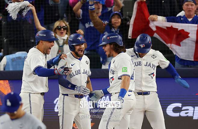 ▲ 애디슨 바저의 만루포에 기뻐하는 토론토 선수들.