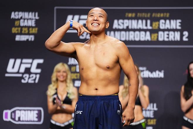 박준용이 계체 통과 후 미소짓고 있다. /사진=UFC 제공