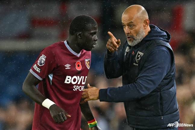 누누 에스피리투 산투(오른쪽) 웨스트햄 유나이티드 감독이 전술 지시하고 있다. /AFPBBNews=뉴스1