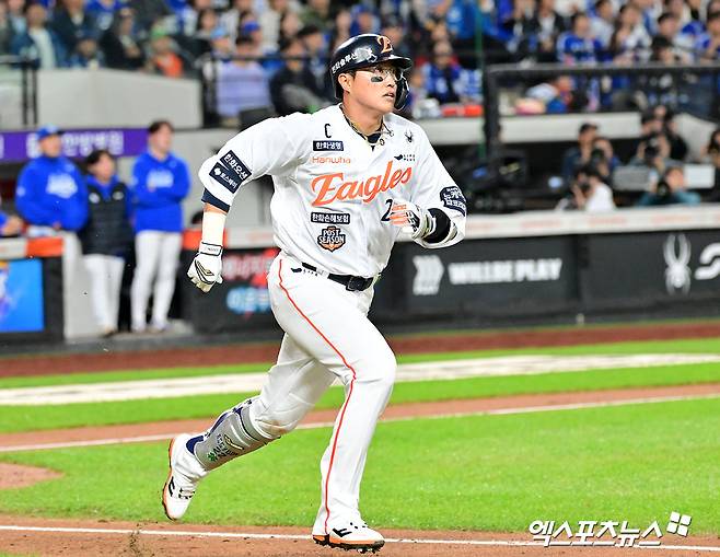 24일 오후 대전 한화생명 볼파크에서 열린 '2025 신한 SOL Bank KBO 포스트시즌' 삼성 라이온즈와 한화 이글스의 플레이오프 5차전 경기, 8회말 1사 3루 한화 채은성이 1타점 적시타를 날리고 있다. 대전, 김한준 기자