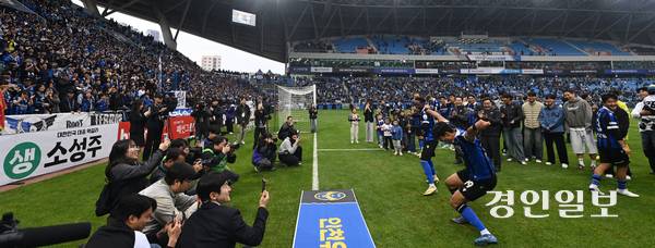 26일 인천축구전용경기장에서 열린 하나은행 K리그2 2025 36라운드 인천 유나이티드와 경남 FC의 경기에서 인천 선수들이 리그 우승과 1부 승격을 자축하며 팬들 앞에서 ‘댄스 세리머니’를 하고 있다. 2025.10.26 /조재현기자 jhc@kyeongin.com