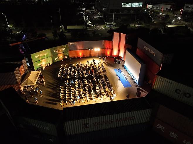 '서울의 봄' 컨테이너 특별관(스타인벡코리아 광양항 ) 상영 현장. 남도영화제집행위원회