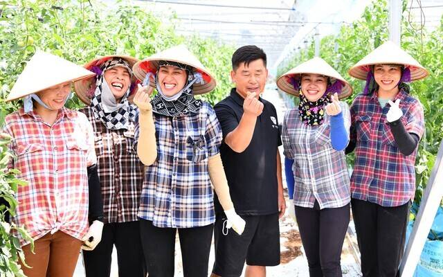 전북특별자치도가 도내 곳곳에 농업활성화를 위한 전국 최대규모의 근로자 기숙사를 건립한다. 사진은 장수군에서 일하고 있는 외국인 근로자들. /사진제공=장수군