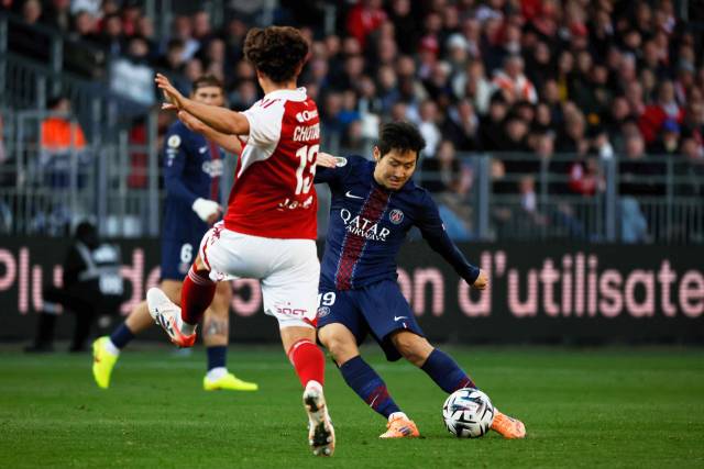 PSG의 이강인이 26일 프랑스 브레스트의 스타드 프랑시스 르 블레에서 열린 리그1 브레스트와의 원정 9라운드 경기에 출전해 슛을 시도하고 있다. 연합뉴스
