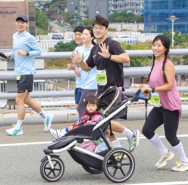 부산일보 주최 ‘2025 부산바다마라톤’이 26일 오전 부산 벡스코 야외광장과 광안대교, 광안리해수욕장 일대에서 열렸다. 10km 로드레이스와 5km 건강달리기 2개 종목으로 열린 이날 행사의 참가자들이 광안대교 위를 달리고 있다. 김종진 기자 kjj1761@