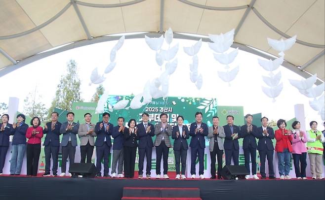 ▲ 2025 기부데이 개회식에 참석한 지역 단체장 등 내빈들이 비둘기 풍선 날리는 퍼포먼스를 하고 있다. 김윤섭기자.