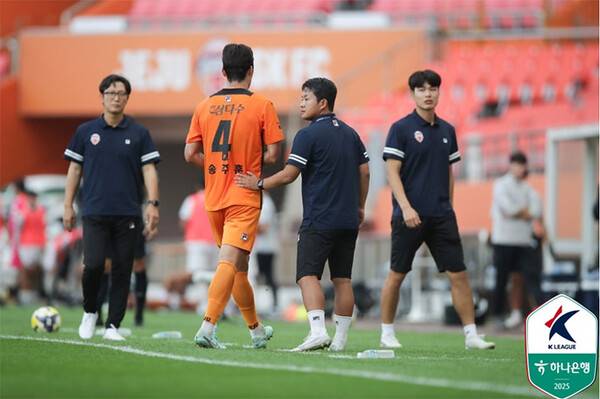 지난 9월 28일 제주월드컵경기장에서 열린 제주SK와 수원FC의 K리그1 31라운드 경기에서 제주 송주훈이 레드카드를 받고 경기장을 빠져나가고 있다 (사진=한국프로축구연맹)