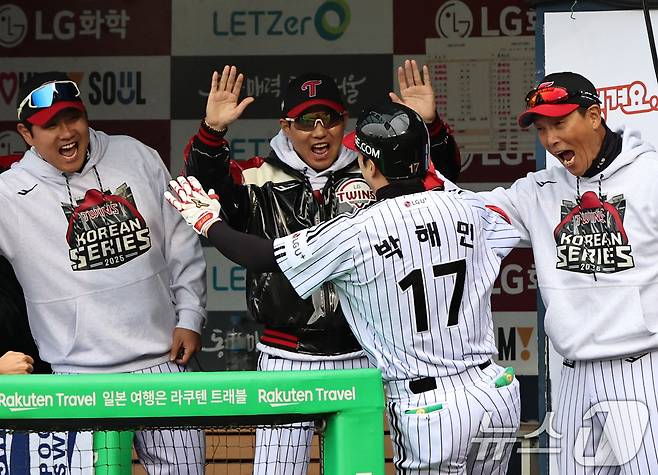 26일 서울 잠실야구장에서 열린 프로야구 2025 신한 SOL뱅크 KBO 포스트시즌 한국시리즈 1차전 한화 이글스와 LG 트윈스의 경기, LG의 5회말 박해민이 솔로포를 때린 뒤 염경엽 감독과 기쁨을 나누고 있다. 2025.10.26/뉴스1 ⓒ News1 구윤성 기자