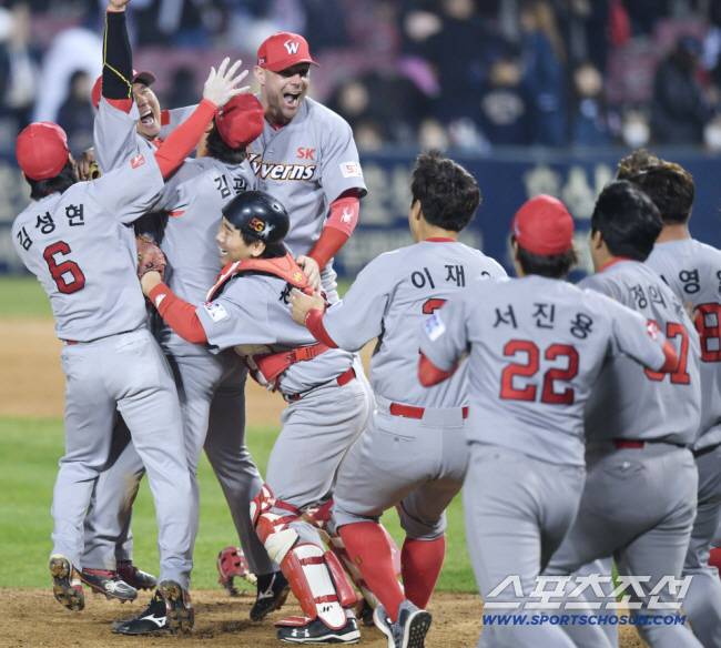 2018 KBO리그 한국시리즈 6차전 SK와이번즈와 두산베어스의 경기가 12일 서울잠실야구장에서 열렸다. SK 마무리 김광현과 선수들이 한국시리즈 우승을 확정짓고 환호하고 있다.
잠실=최문영 기자 deer@sportschosun.com /2018.11.12/