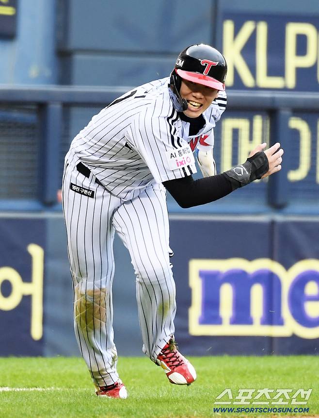 26일 잠실구장에서 열린 한국시리즈 1차전 LG 트윈스와 한화 이글스의 경기. 6회말 2사 1,2루 LG 김현수 안타 때 홈을 향하던 홍창기가 넘어졌다 다시 일어나 달리고 있다. 잠실=박재만 기자 pjm@sportschosun.com/2025.10.26/