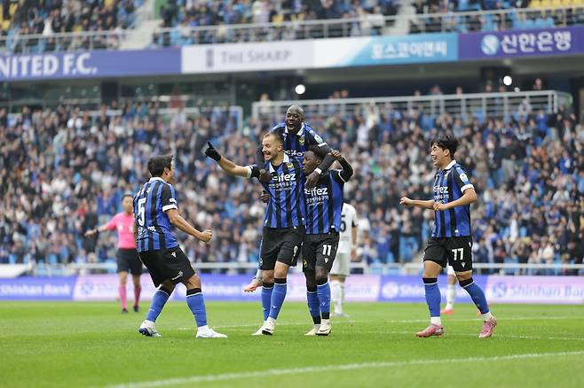 인천축구전용경기장/ K리그2/ 인천유나이티드 vs 경남FC/ 인천 무고사 득점, 이명주 도움, 바로우, 제르소, 박승호/ 골 세레머니/ 사진 정재훈