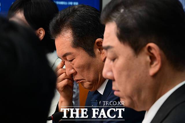 더불어민주당이 현행 유지를 약속했던 대선 공약을 뒤집으며 재건축 초과이익 환수제(재초환) 완화·폐지 카드를 꺼내들었다. 사진은 정청래 민주당 대표와 김병기 원내대표./남윤호 기자