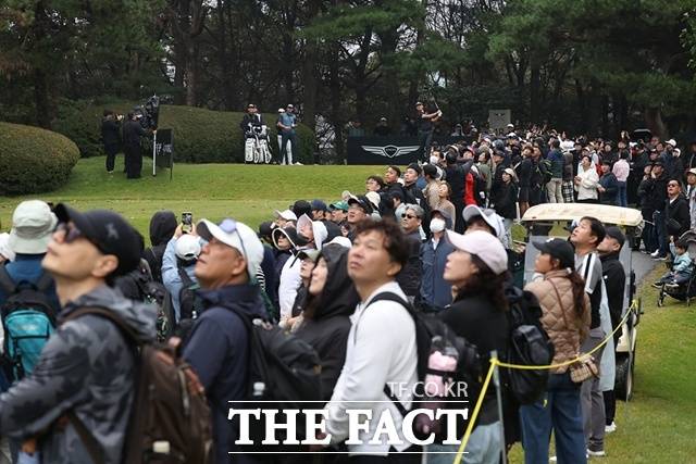 수 많은 갤러리들이 지켜보고 있는 가운데 이정환이 마지막 18번홀에서 티 샷을 하고 있다./KPGA