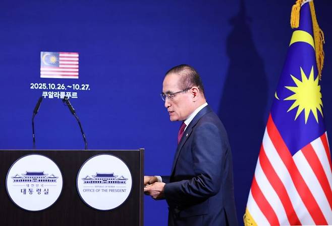 위성락 국가안보실장이 26일 말레이시아 쿠알라룸푸르의 한 호텔에 마련된 한국 기자단 프레스센터에서 아세안 정상회의 관련 브리핑을 위해 단상으로 이동하고 있다. 연합뉴스