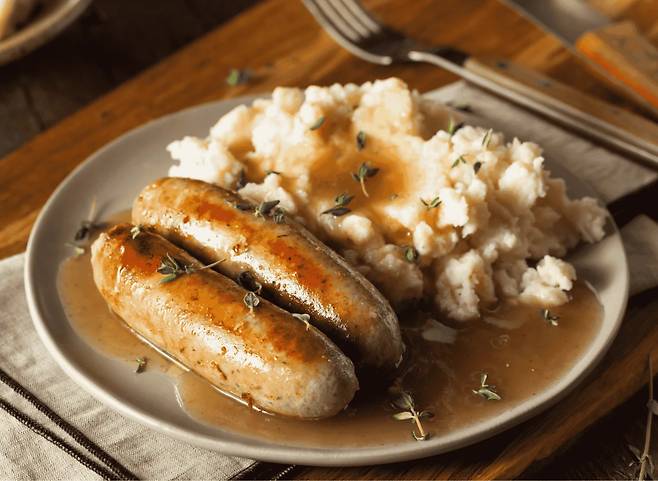 베이컨이나 햄에 분홍빛을 내기 위해 들어가는 아질산염 보존제가 암을 유발하고 공중 보건을 위협한다며 영국 과학자들이 가공육 판매 금지를 촉구했다. /delishglobe