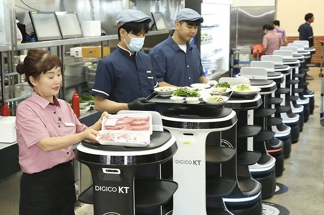 KT 로봇을 식당에서 사용하는 모습. (사진=KT)