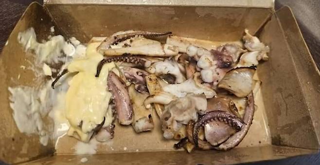 온라인 커뮤니티에 올라온 서귀포매일올레시장의 오징어 버터구이. 보배드림 갈무리