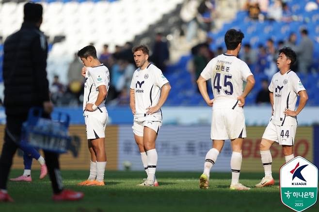 26일 울산문수축구경기장에서 열린 울산과 K리그1 2025 34라운드서 1-1로 비긴 뒤 아쉬워하는 대구 선수단. 사진=프로축구연맹