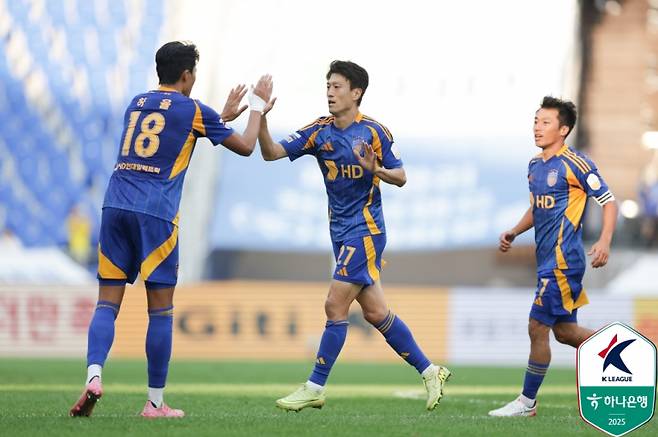 울산 이청용(가운데)이 26일 울산문수축구경기장에서 열린 대구와의 K리그1 2025 34라운드서 동점 골을 터뜨린 뒤 기뻐하고 있다. 사진=프로축구연멩
