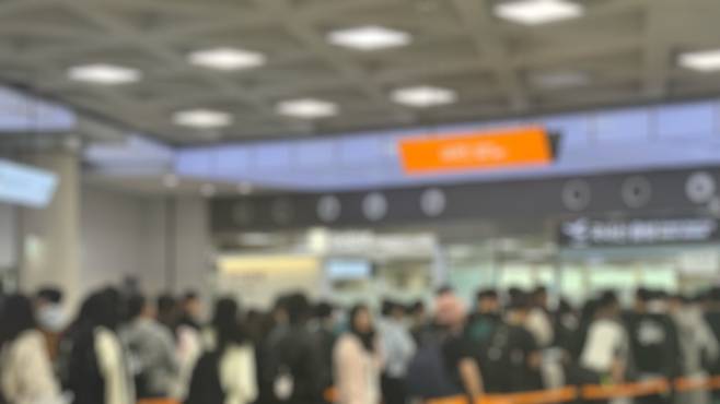 출국장 앞, 인파로 정체된 현장. 대기시간이 길어지면서 승객 불만이 폭주했다.