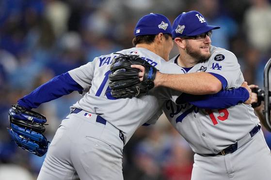 경기 종료 후 3루수 맥스 먼시와 기쁨을 나누는 LA 다저스 선발투수 야마모토 요시노부. AP=연합뉴스