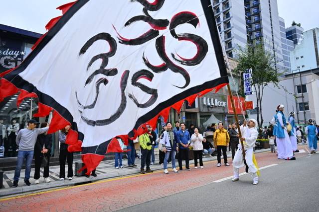▲ 제60회 설악문화제가 26일 막을 내렸다. 사진은 지난 25일 속초 로데오거리에서 진행된 거리 퍼레이드 모습.
