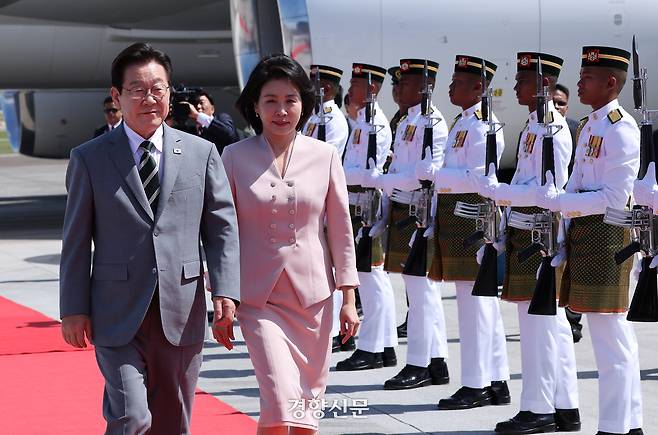 아세안+3 참석을 위해 말레이시아를 방문한 이재명 대통령과 김혜경 여사가 26일 말레이시아 쿠알라룸푸르 국제공항에서 도착한 공군1호기에서 내려 이동하고 있다. 2025.10.26 김창길 기자