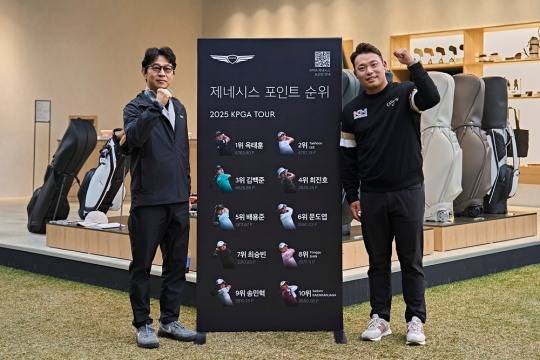 PGA 투어 입성에 성공한 이승택(오른쪽)이 송민규 제네시스사업본부장 부사장과 기념 촬영하고 있다. /KPGA