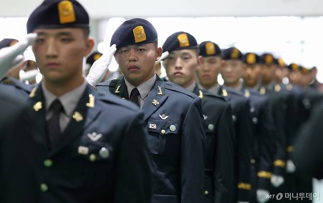 (경기광주=뉴스1) 김영운 기자 = 29일 오전 경기 광주시 육군 특수전학교에서 열린 '특전부사관 260기 임관식'에서 신임 특전부사관들이 경례를 하고 있다. 2025.8.29/뉴스1 Copyright (C) 뉴스1. All rights reserved. 무단 전재 및 재배포, AI학습 이용 금지.