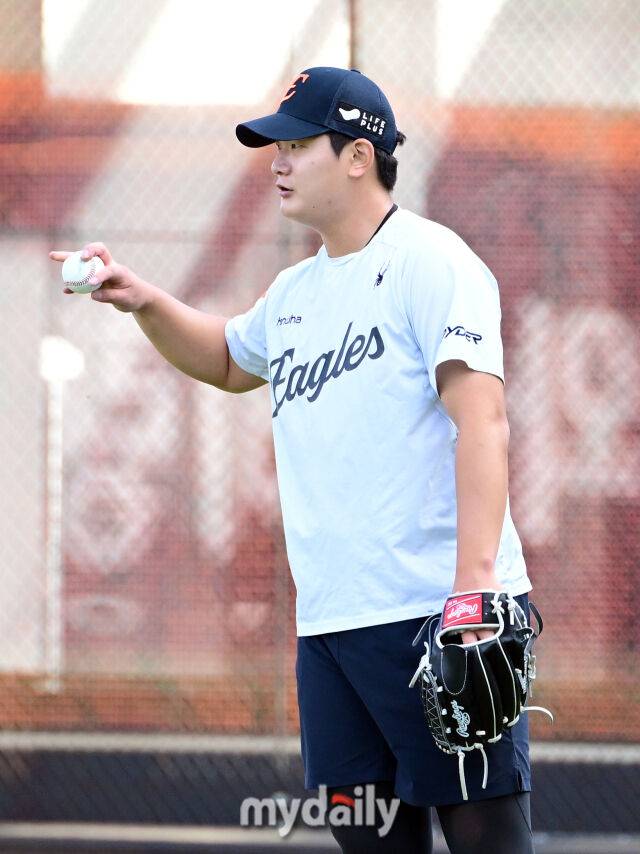 2025년 10월 24일 오후 대전한화생명볼파크에서 열린 '2025 신한 SOL BANK KBO 포스트 시즌' 삼성 라이온즈와 한화 이글스의 플레이오프(PO) 5차전 경기. 한화 김서현이 훈련을 하고 있다./마이데일리