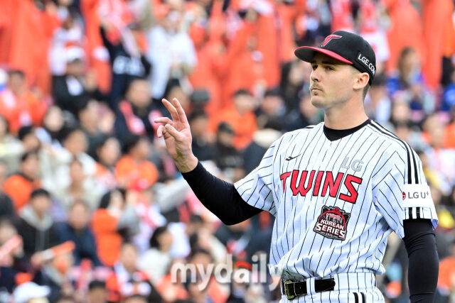 26일 오후 서울 잠실야구장에서 진행된 '2025 신한 SOL Bank KBO 한국시리즈 1차전' 한화 이글스와 LG 트윈스의 경기. LG 선발 톨허스트가 투구 준비를 하고 있다./잠실=곽경훈 기자