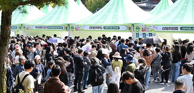 지난 25일 김천 사명대사공원과 직지문화공원 등에서 개막한 김천김밥축제에 인파가 몰려 인산인해를 이루고 있다. 김천시 제공