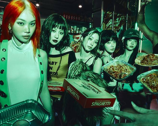 르세라핌이 방탄소년단 제이홉과 협업한 신곡 ‘SPAGHETTI (feat. j-hope of BTS)’로 스포티파이 ‘데일리 톱 송 글로벌’ 22위에 오르며 팀 최고 기록을 경신했다. 사진제공 | 쏘스뮤직