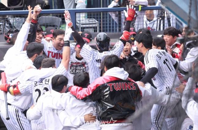 2025 KBO리그 한국시리즈 1차전 LG 트윈스 대 한화 이글스전이 26일 잠실야구장에서 열렸다. LG 박해민이 5회말 무사에서 한화 선발 문동주를 상대로 우월 1점 홈런을 날리고 홈인한 후 동료들과 기뻐하고 있다. /사진=김진경 대기자