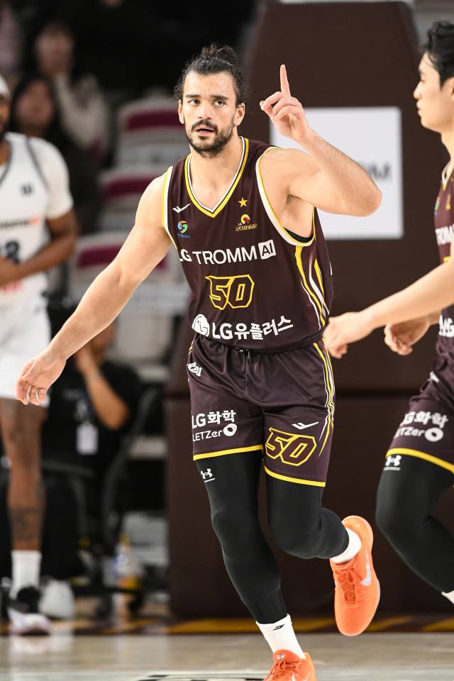 창원 LG 세이커스 아셈 마레이가 27일 창원체육관에서 열린 부산 KCC 이지스와의 경기에서 득점 후 세레머니를 하고 있다./KBL/