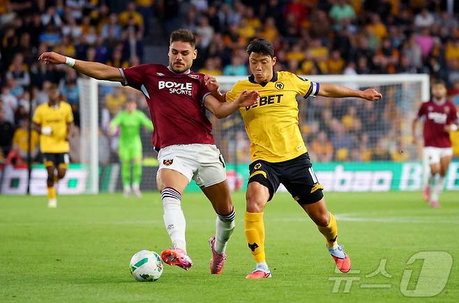 울버햄튼의 황희찬(오른쪽)ⓒ 로이터=뉴스1